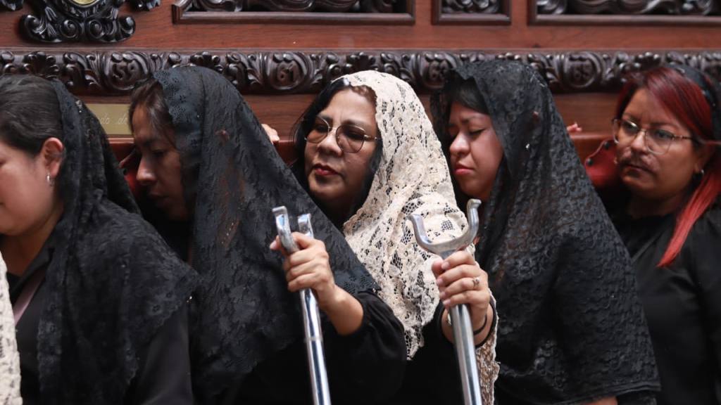 Procesión de Jesús Nazareno de las Tres Potencias y la Virgen de Dolores. | Foto: Alex Meoño/EU