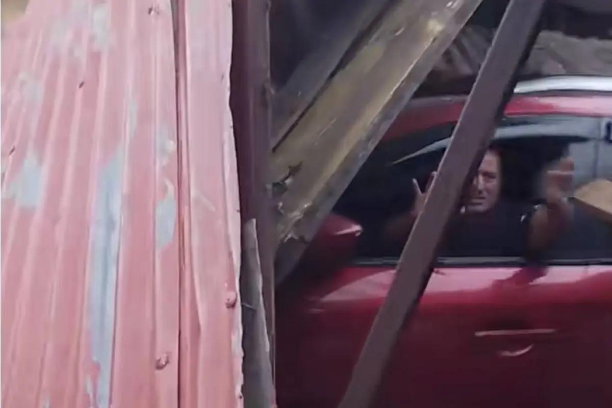 Camioneta fuera de control atraviesa negocio de ropa., Captura de pantalla video de X.