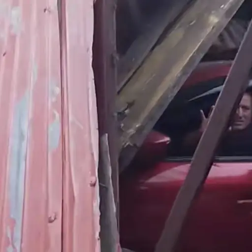 Camioneta fuera de control atraviesa negocio de ropa. ,Captura de pantalla video de X.