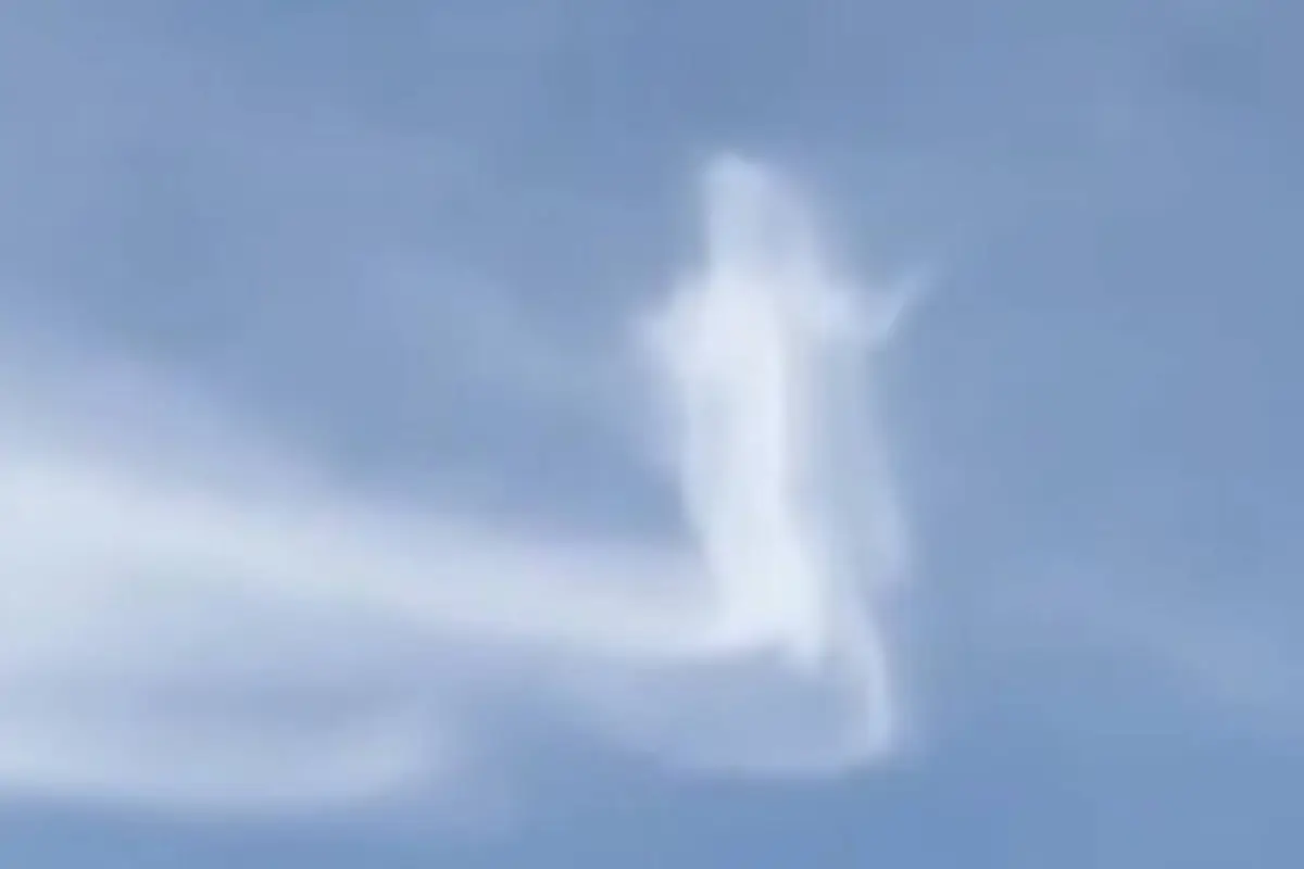 Imágenes de 2025 de una nube con forma de Jesús resurgen y generan debate en Semana Santa., Captura de pantalla video de X.