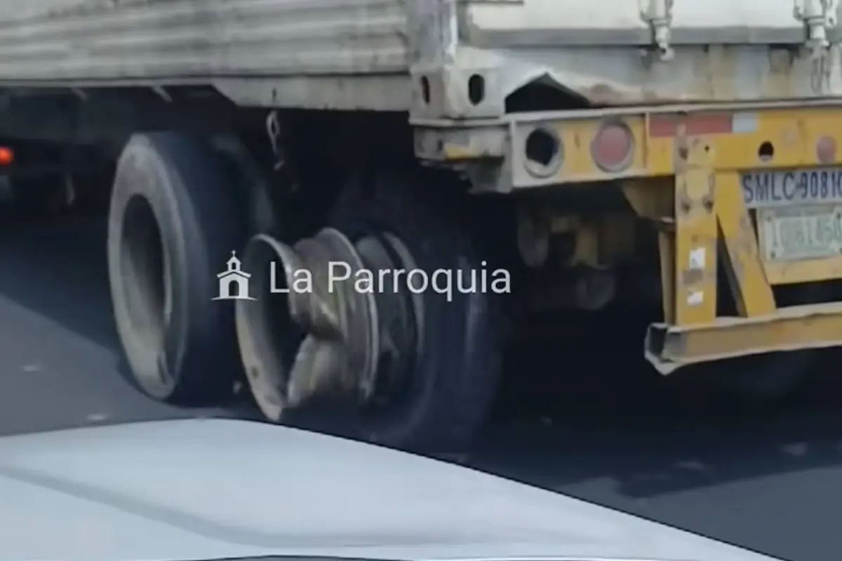 Graban a tráiler con llantas reventadas mientras avanzaba por Calle Martí., Captura de pantalla video de X.