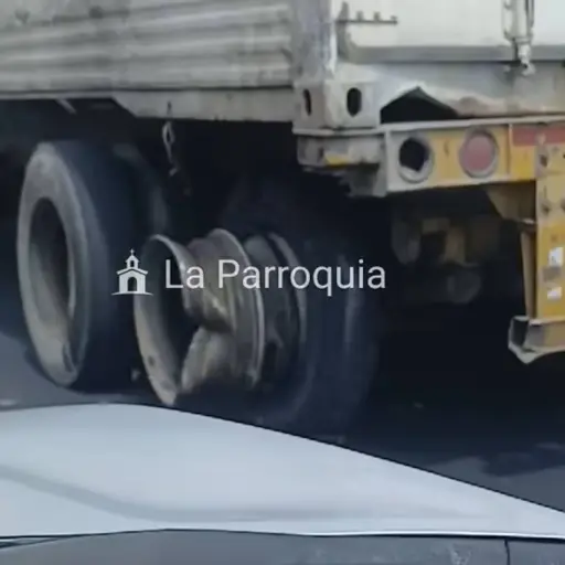 Graban a tráiler con llantas reventadas mientras avanzaba por Calle Martí. ,Captura de pantalla video de X.