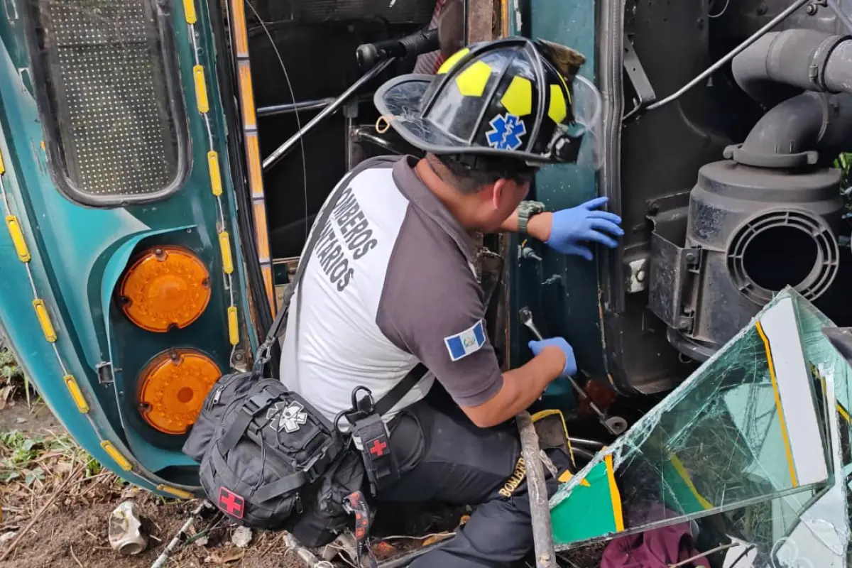 Los socorristas apoyaron en la atenciÃ³n de las personas afectadas tras el accidente en Km. 40 de ruta a El Salvador., Bomberos Voluntarios