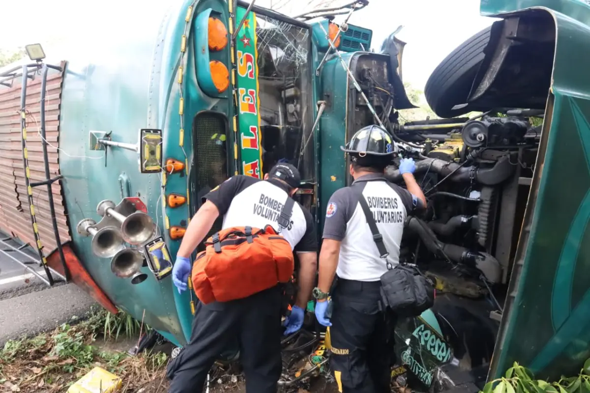 Los socorristas apoyaron en la atención de las personas afectadas tras el accidente en Km. 39 de ruta a El Salvador., Bomberos Voluntarios