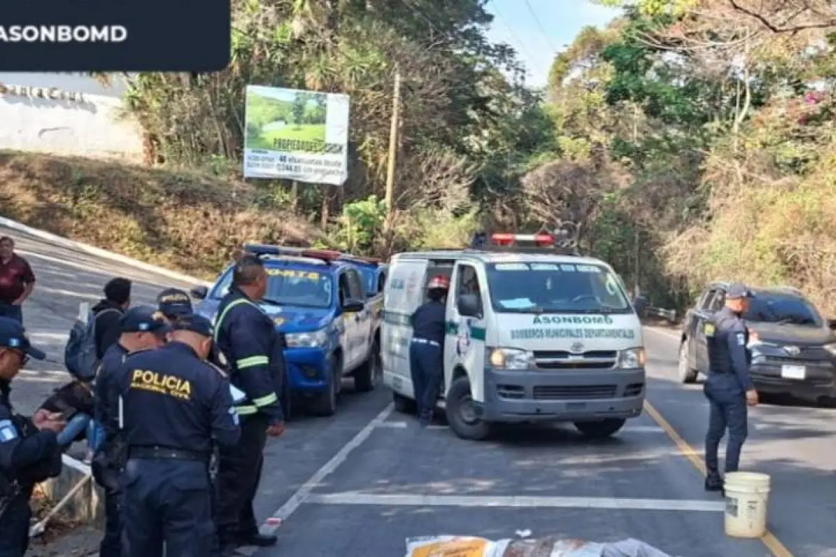 El motorista fue atacado en la carretera entre Barberena y Santa Rosa de Lima., Bomberos Municipales Departamentales