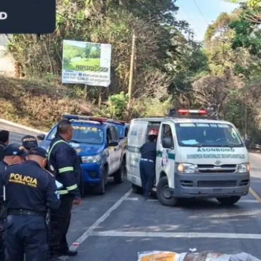 El motorista fue atacado en la carretera entre Barberena y Santa Rosa de Lima. ,Bomberos Municipales Departamentales