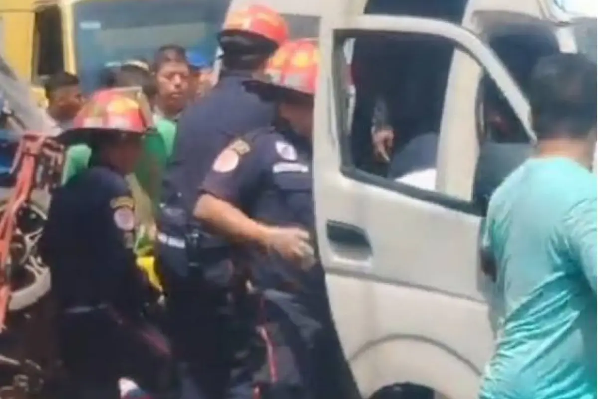 Un microbús, un vehículo de transporte pesado y un triciclo chocaron en un sector de San Marcos., Bomberos Municipales Departamentales