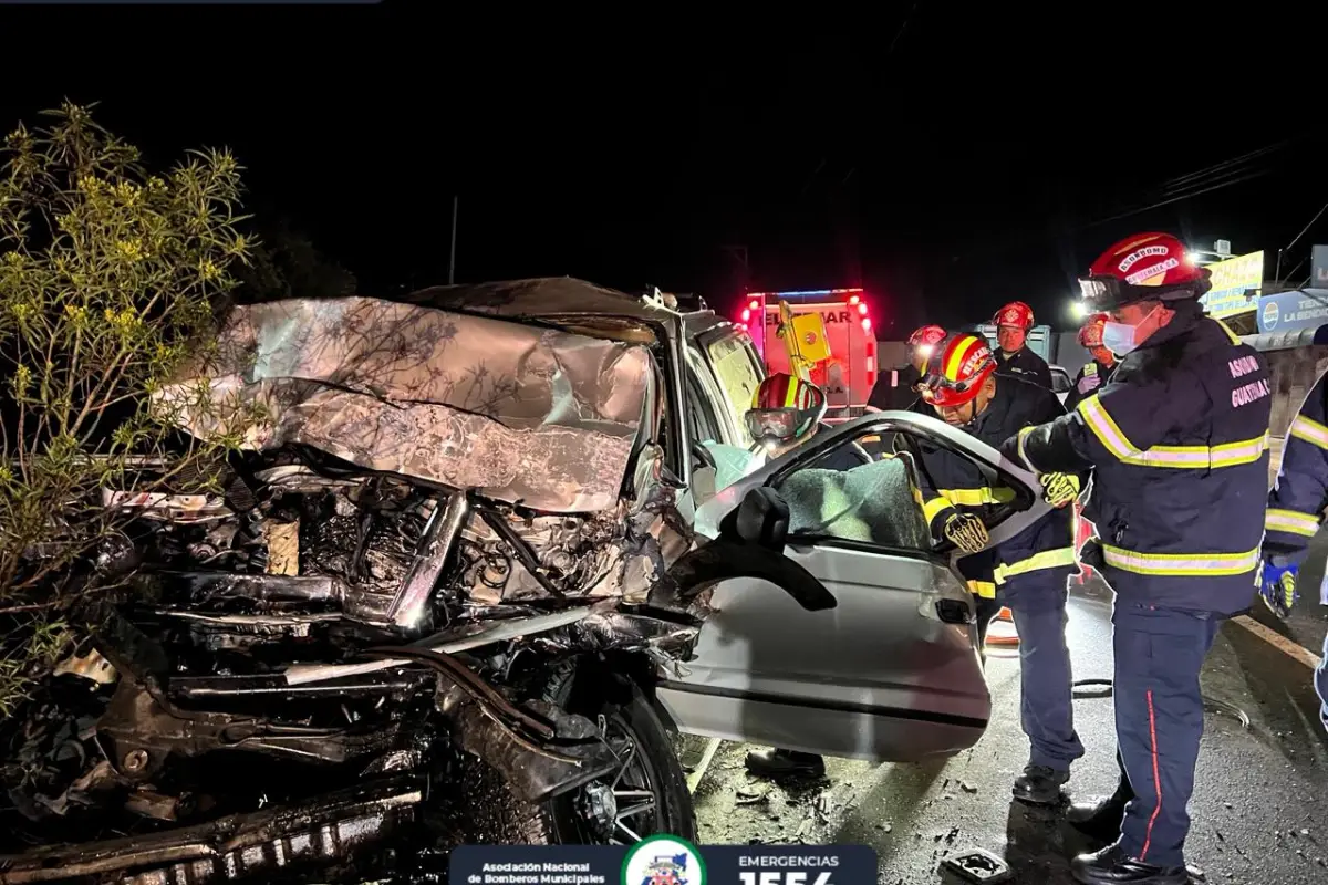 Uno de los vehículos involucrados en el accidente ocurrido en el Km. 40.5 de la ruta Interamericana., Bomberos Municipales Departamentales