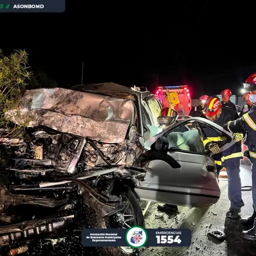 Uno de los vehículos involucrados en el accidente ocurrido en el Km. 40.5 de la ruta Interamericana. ,Bomberos Municipales Departamentales