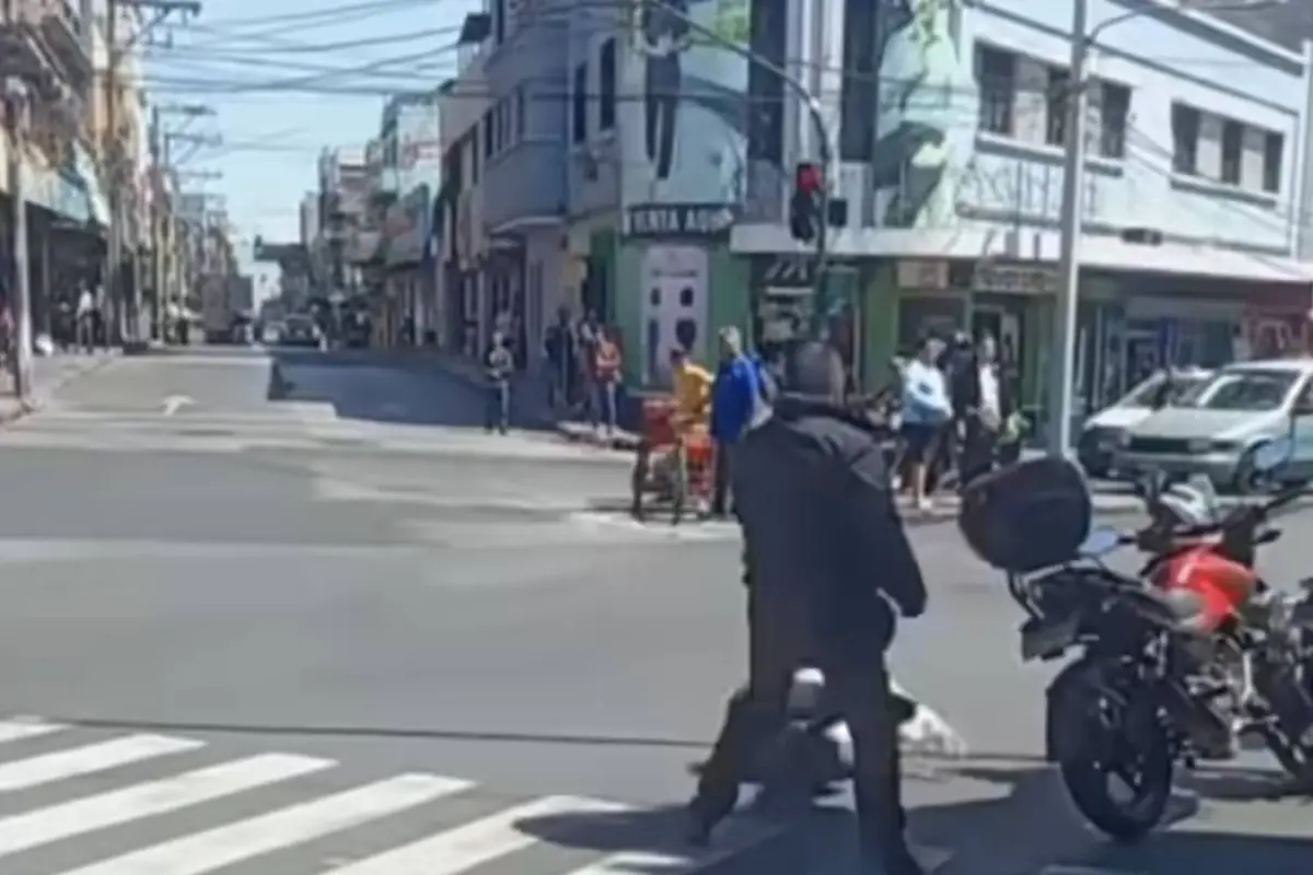 Pelea entre motorista y conductor paraliza el tránsito., Captura de pantalla video de Facebook.