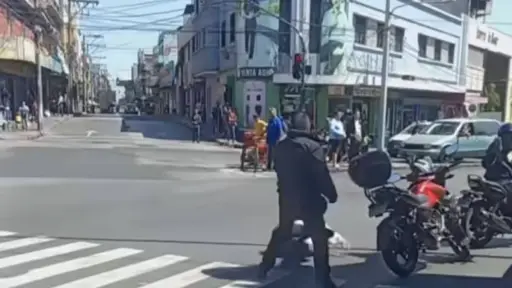Video muestra violenta pelea entre piloto de picop y motorista en plena 20 calle de la zona 1