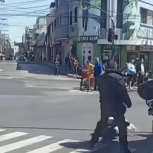 Pelea entre motorista y conductor paraliza el tránsito. ,Captura de pantalla video de Facebook.