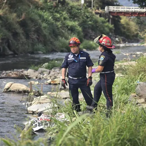 Área donde fueron hallados restos humanos, a un costado del río Villa Lobos. ,Bomberos Municipales Departamentales