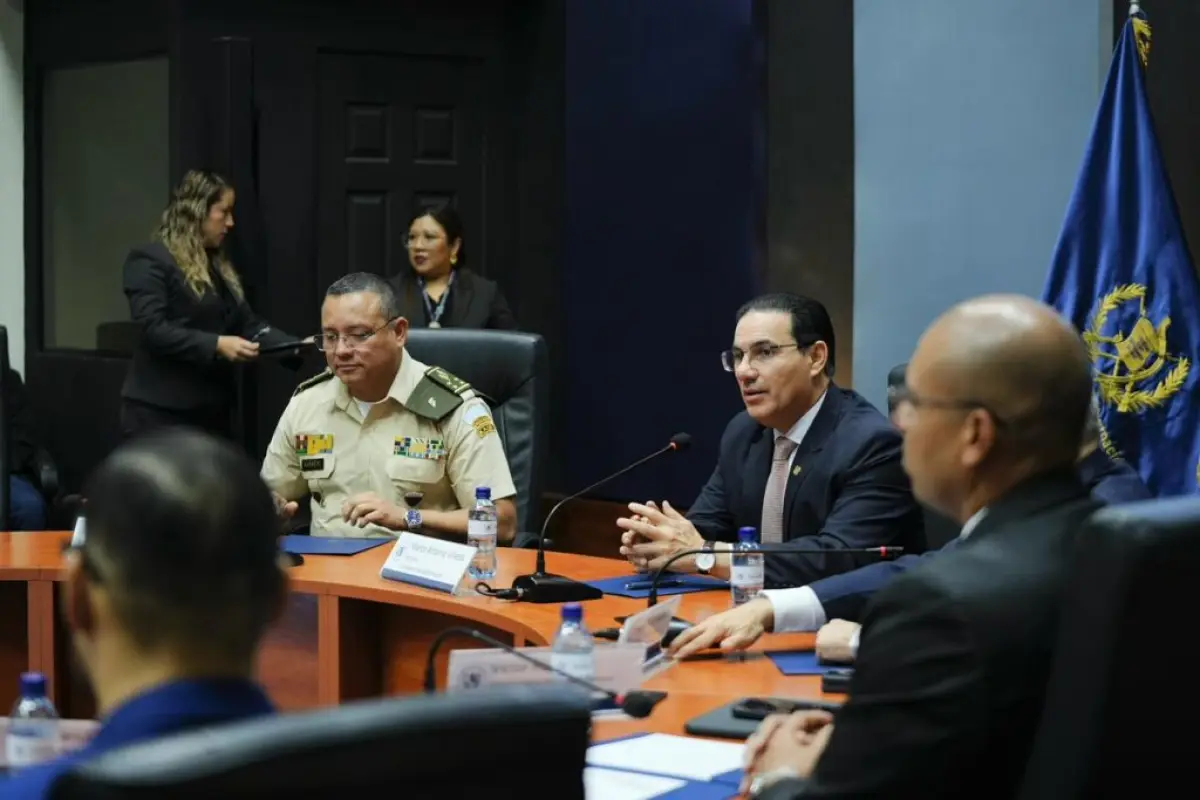 Las autoridades de Gobernación y Defensa firmaron el convenio para la construcción de la cárcel en Izabal., Mingob