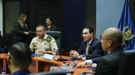 Las autoridades de Gobernación y Defensa firmaron el convenio para la construcción de la cárcel en Izabal. ,Mingob