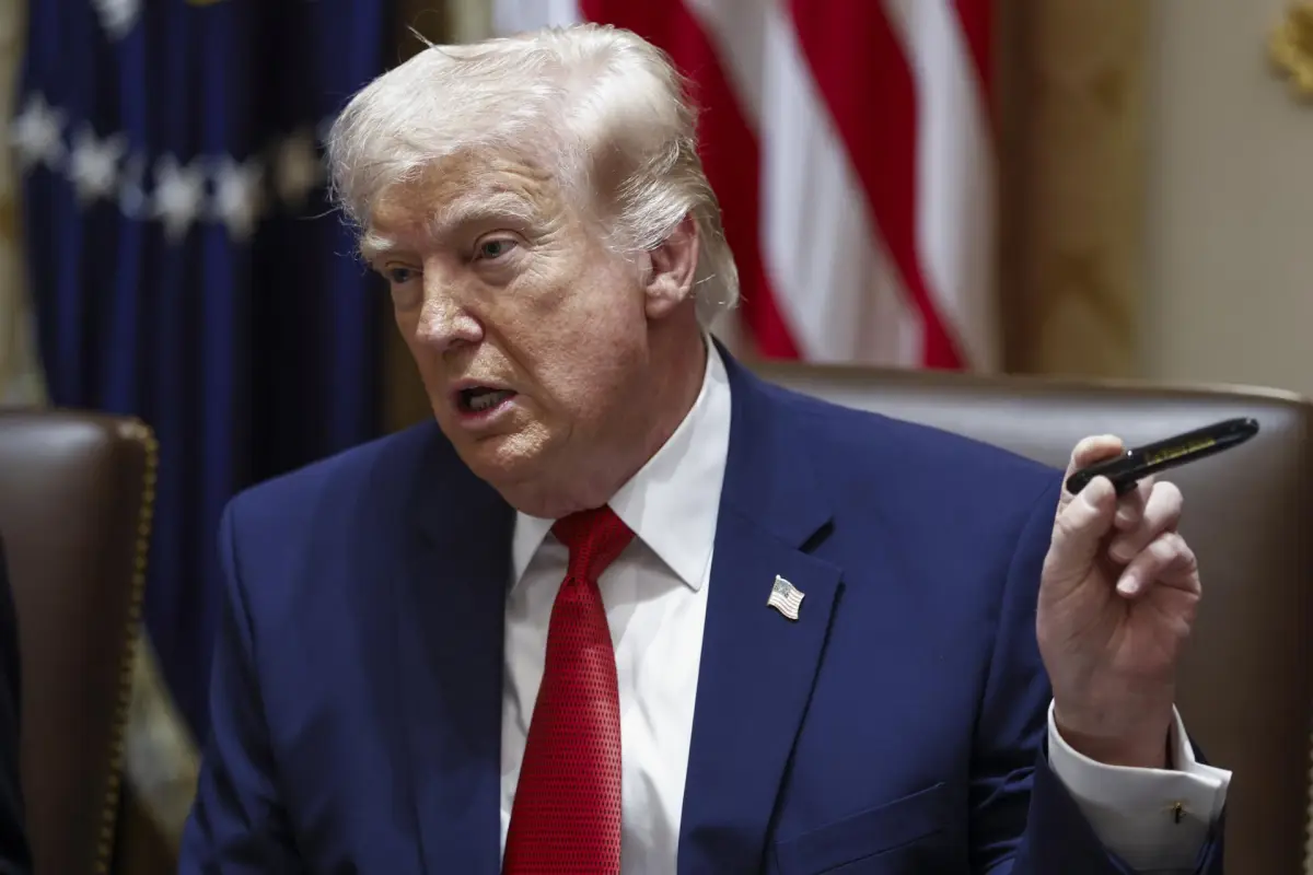 Trump durante una reunión de su Gabinete, EFE