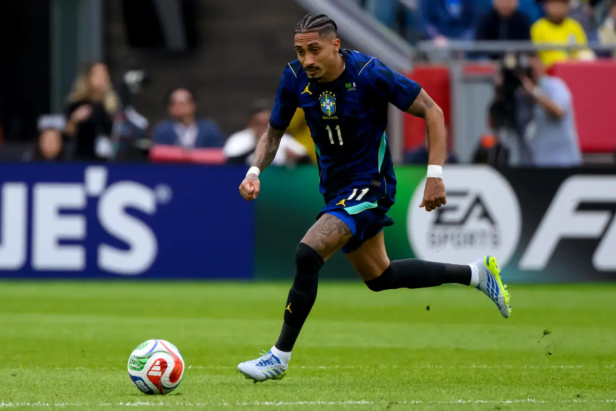 Raphinha salió lesionado del duelo Francia vs. Brasil 