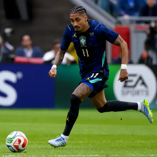 Raphinha salió lesionado del duelo Francia vs. Brasil 