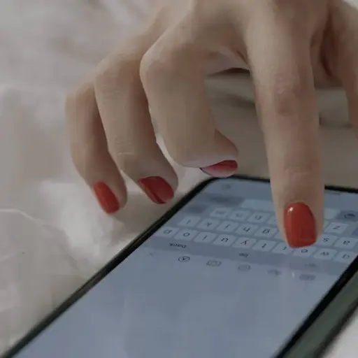 Influencer es acusada de usar apps de citas para robar a adultos mayores en Estados Unidos. ,Redes sociales.