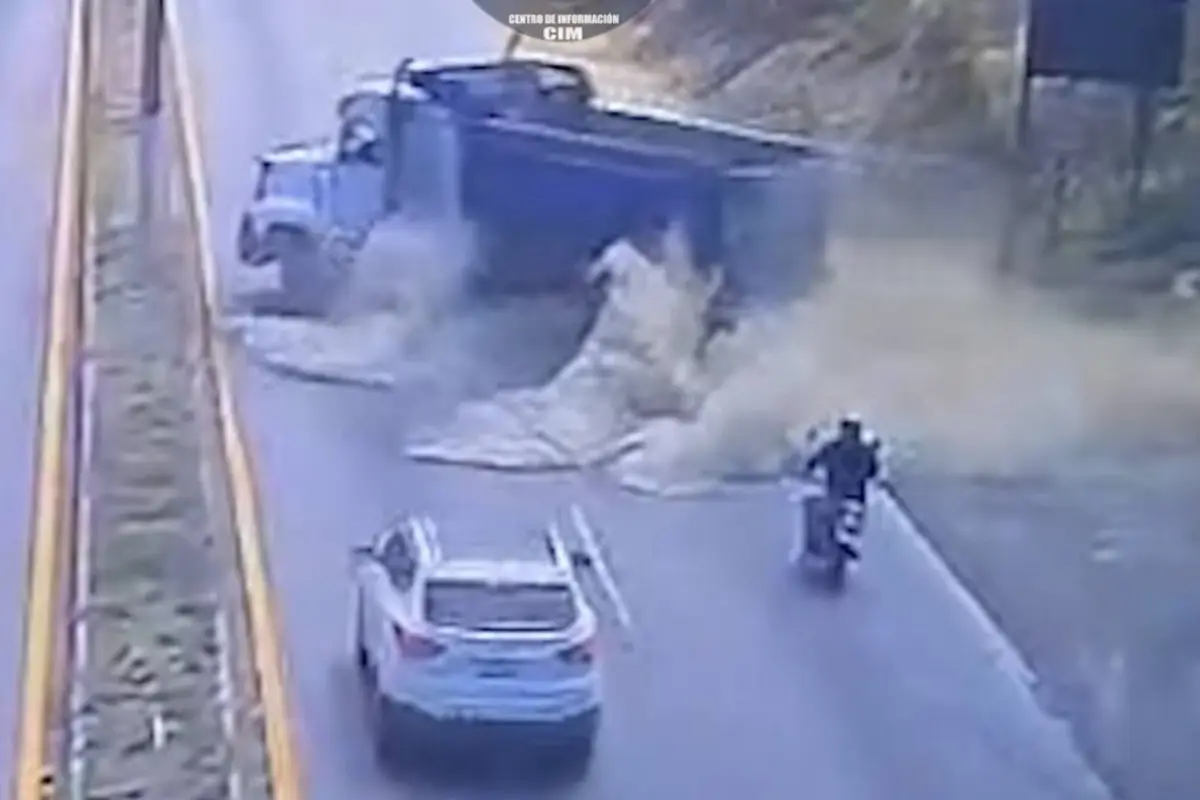 Camión sin frenos en ruta al Pacífico. , Captura de pantalla video de Facebook.