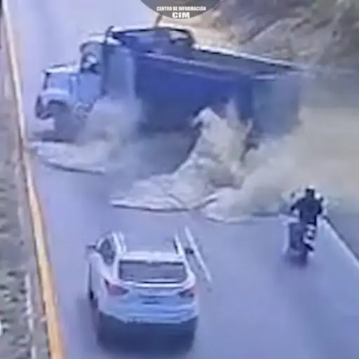 Camión sin frenos en ruta al Pacífico.  ,Captura de pantalla video de Facebook.