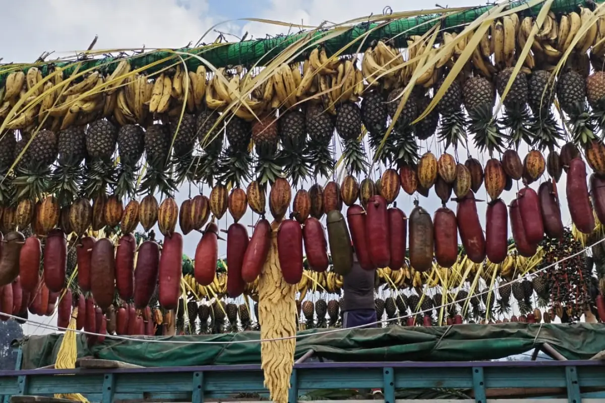 Arcos de hoja de pacaya, corozo y frutas, Foto Emisoras Unidas Xela