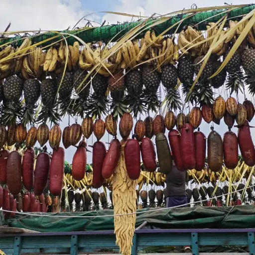 Arcos de hoja de pacaya, corozo y frutas ,Foto Emisoras Unidas Xela