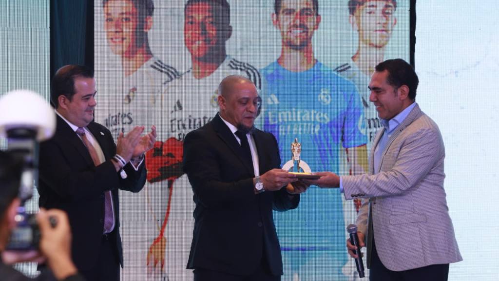 Roberto Carlos, leyenda de Real Madrid, en Encuentro de Bantrab  | Alejandro Meoño