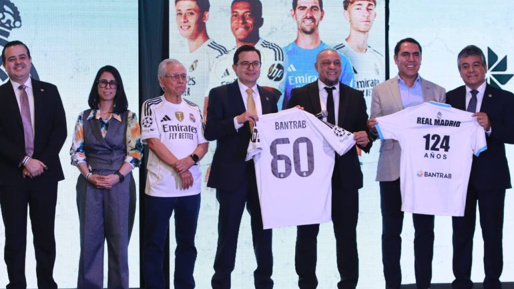 Roberto Carlos, leyenda de Real Madrid, en Encuentro de Bantrab  | Alejandro Meoño