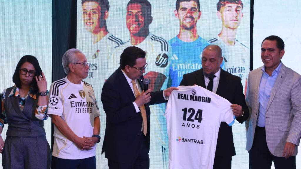 Roberto Carlos, leyenda de Real Madrid, en Encuentro de Bantrab  | Alejandro Meoño