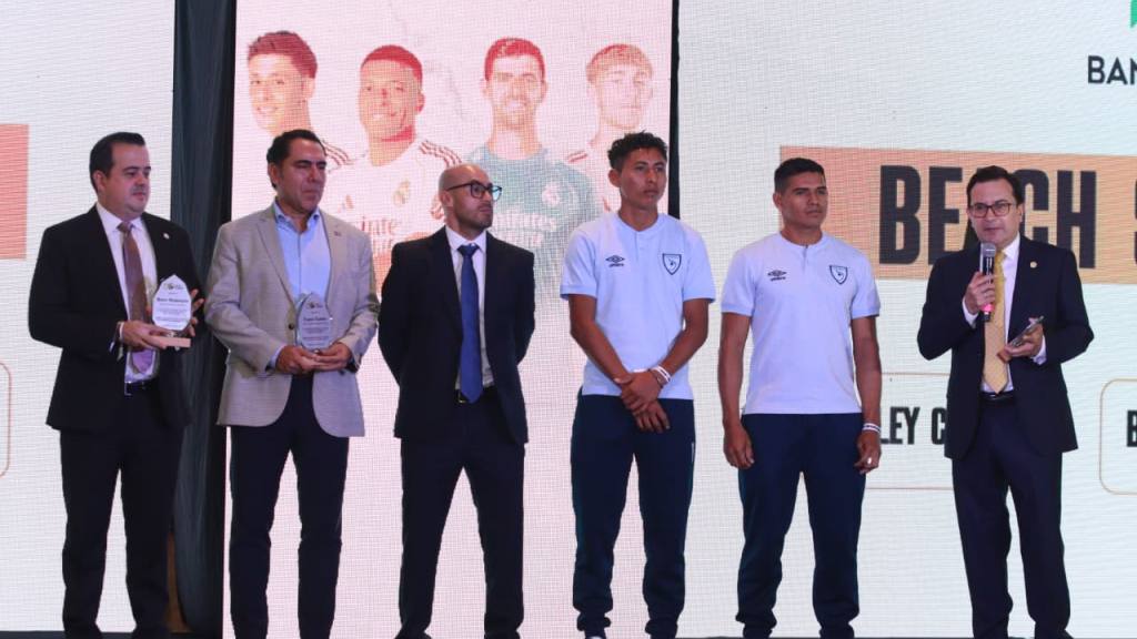 Roberto Carlos, leyenda de Real Madrid, en Encuentro de Bantrab  | Alejandro Meoño