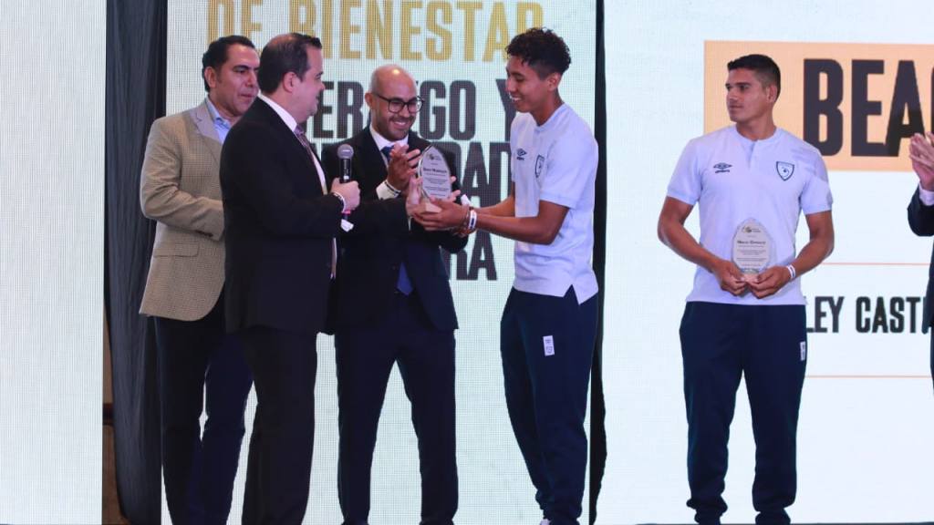 Roberto Carlos, leyenda de Real Madrid, en Encuentro de Bantrab  | Alejandro Meoño