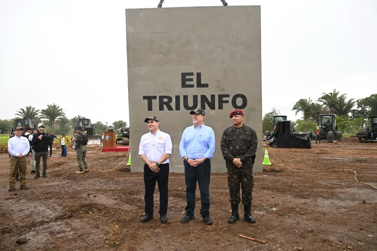 El ministro de Gobernación, Marco Villeda (i); el presidente Bernardo Arévalo y el ministro de la Defensa, Henry Sáenz, durante el acto de inicio de construcción de la nueva cárcel en Izabal., Gobierno de Guatemala