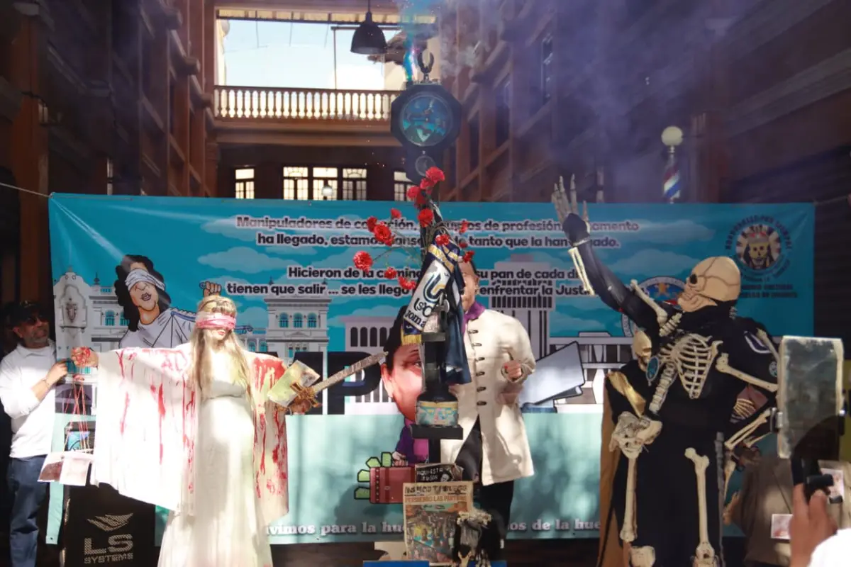 Así se realizó el desfile bufo este Viernes de Dolores, Foto Alex Meoño