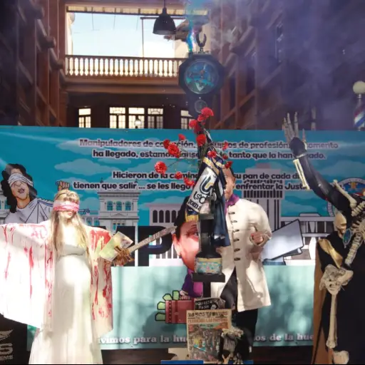 Así se realizó el desfile bufo este Viernes de Dolores ,Foto Alex Meoño