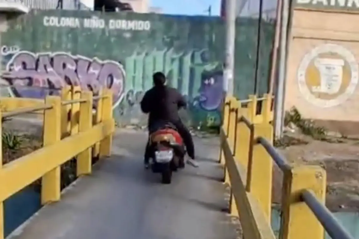 Autoridades sancionan a motociclista., Captura de pantalla video de X.