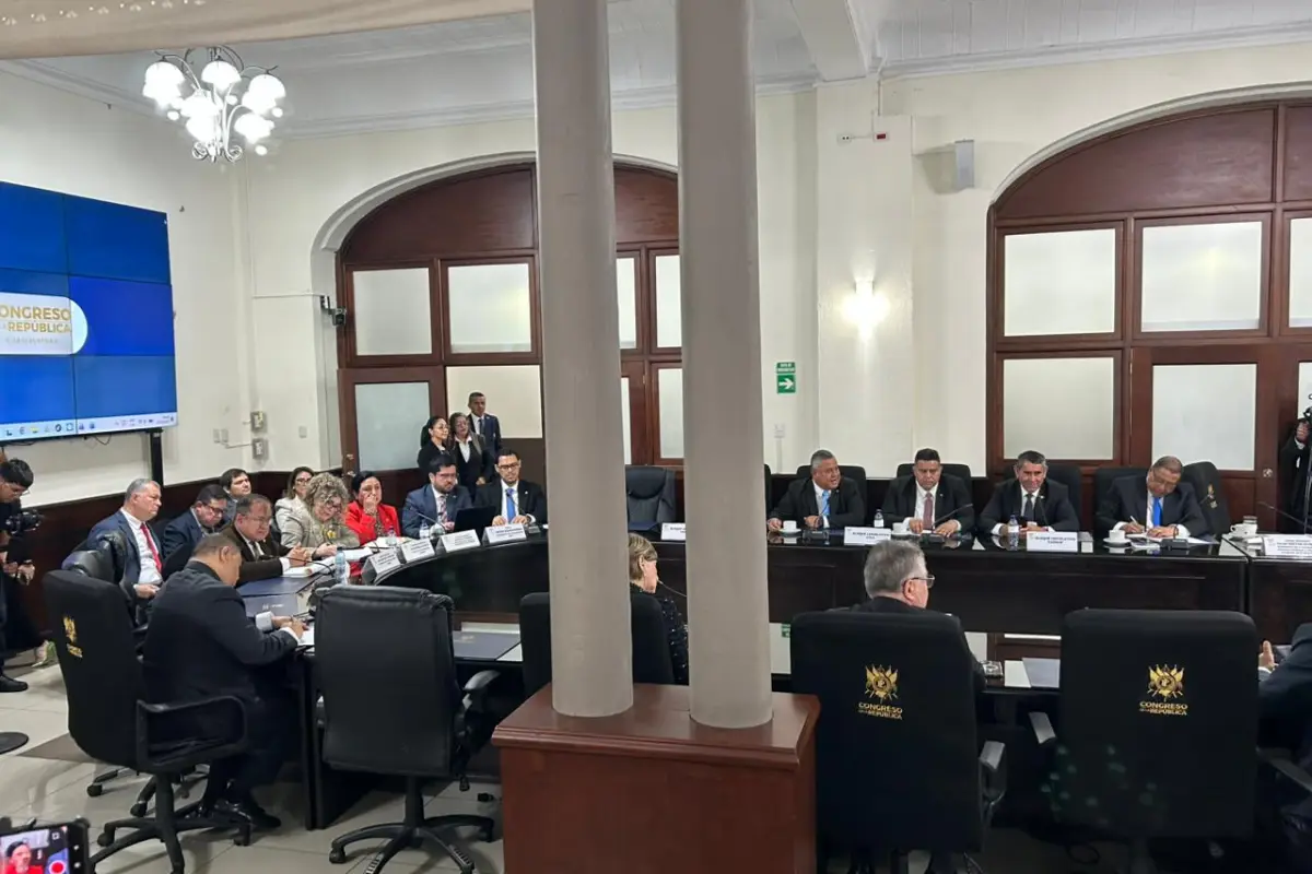 Los jefes de bloque del Congreso se reunieron con autoridades de diferentes instituciones para buscar soluciones ante el alza al precio de los combustibles., Dayana Rashón/EU