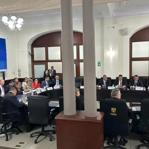 Los jefes de bloque del Congreso se reunieron con autoridades de diferentes instituciones para buscar soluciones ante el alza al precio de los combustibles. ,Dayana Rashón/EU