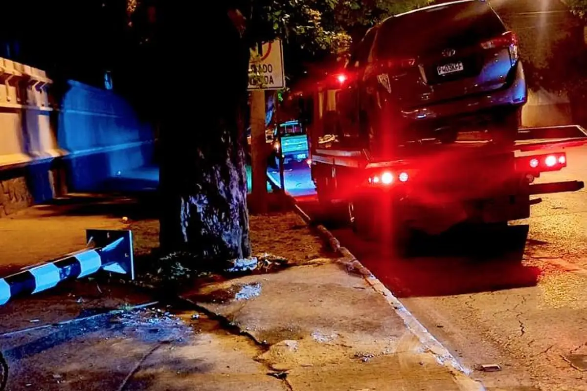 El vehículo involucrado en el accidente en la zona 10 fue retirado con apoyo de una grúa., PMT capitalina/Montejo