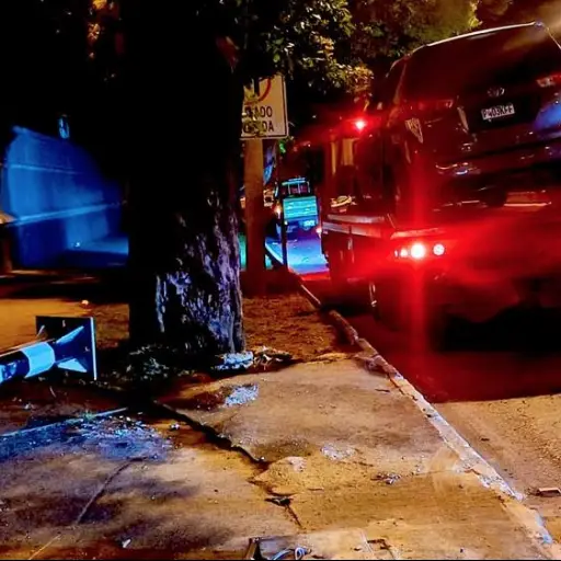 El vehículo involucrado en el accidente en la zona 10 fue retirado con apoyo de una grúa. ,PMT capitalina/Montejo