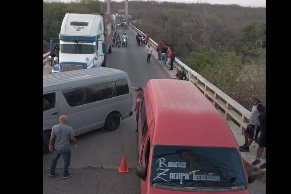 Uno de los puntos bloqueados por transportistas que rechazan el alza en precios de los combustibles., Medios locales