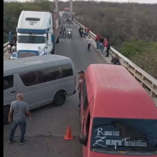 Uno de los puntos bloqueados por transportistas que rechazan el alza en precios de los combustibles. ,Medios locales