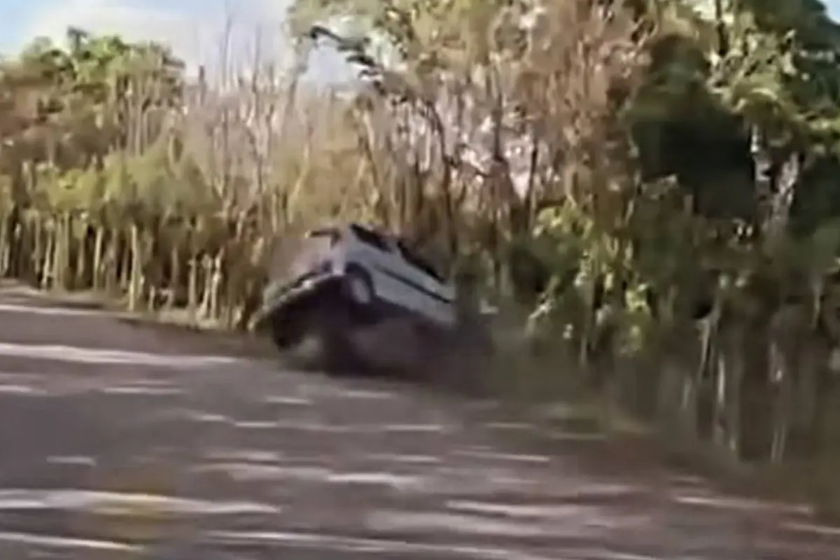 Accidente de automovilista en carretera de Alta Verapaz., Captura de pantalla video de Facebook.
