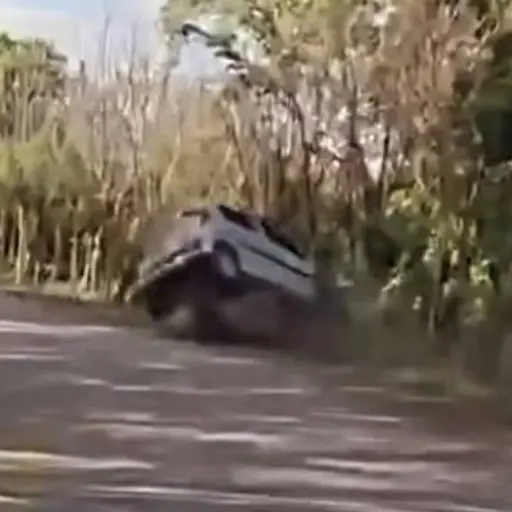 Accidente de automovilista en carretera de Alta Verapaz. ,Captura de pantalla video de Facebook.
