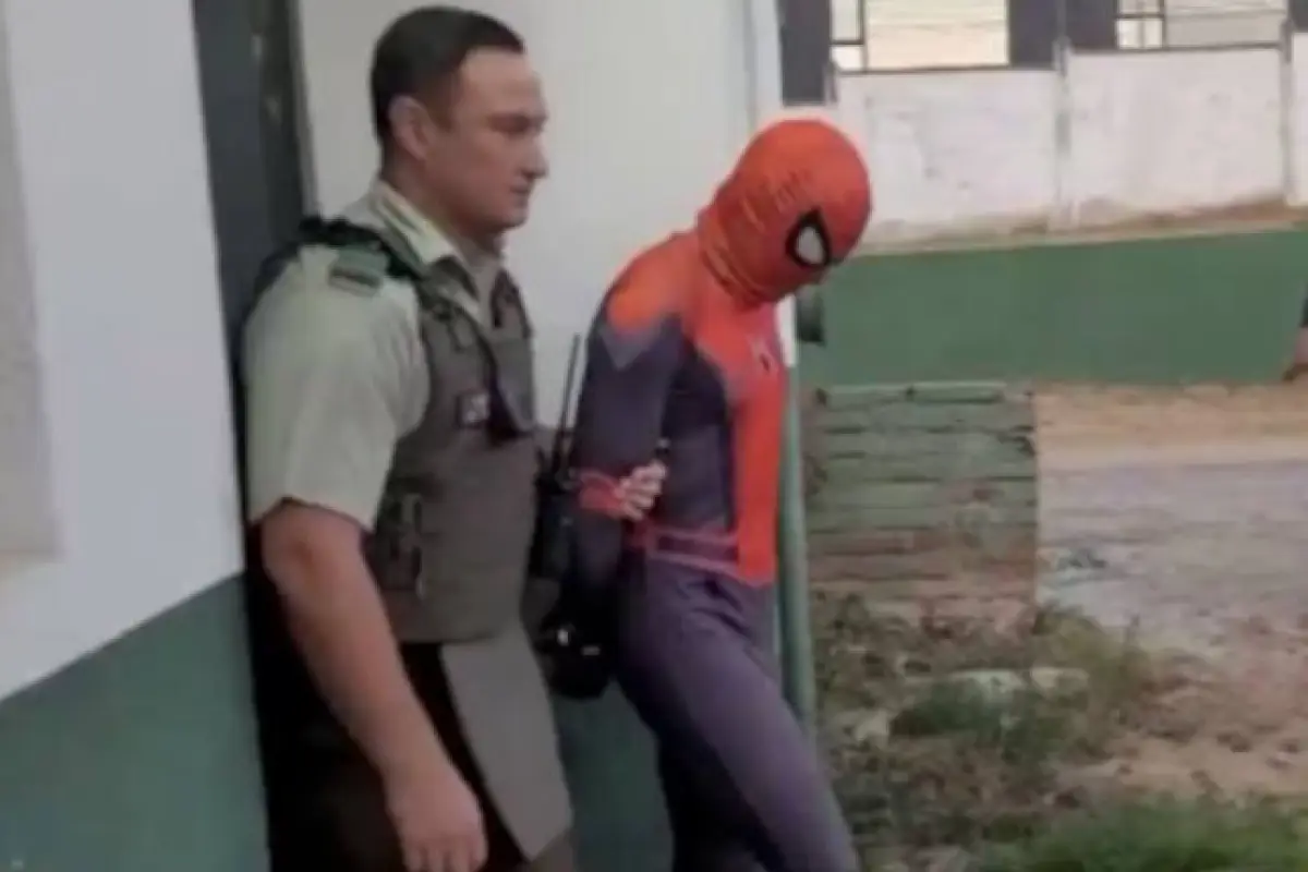 Momento de la captura de prófugo disfrazado de Spider-Man, Captura de video