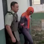 Momento de la captura de prófugo disfrazado de Spider-Man ,Captura de video