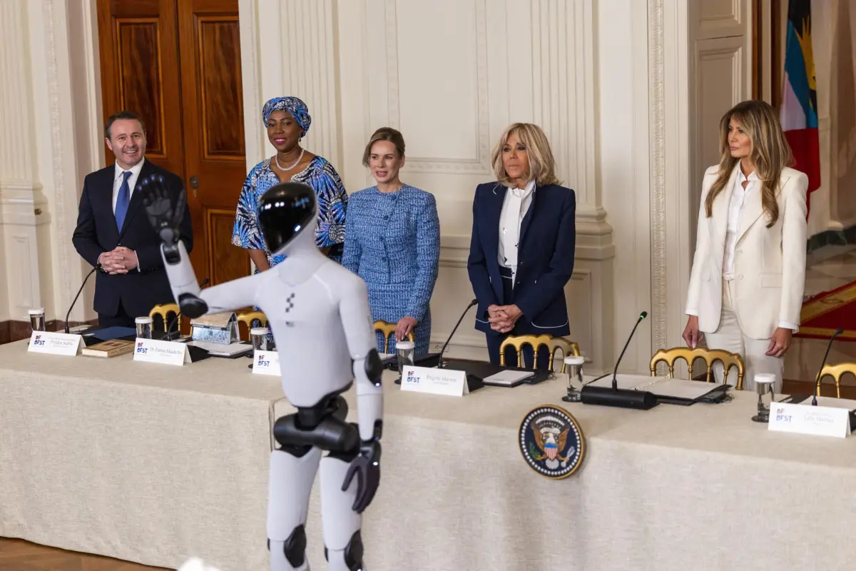 Melania Trump aparece junto a robot humanoide en la Casa Blanca, EFE