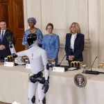 Melania Trump aparece junto a robot humanoide en la Casa Blanca ,EFE
