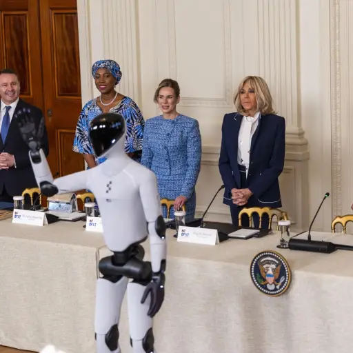 Melania Trump aparece junto a robot humanoide en la Casa Blanca ,EFE