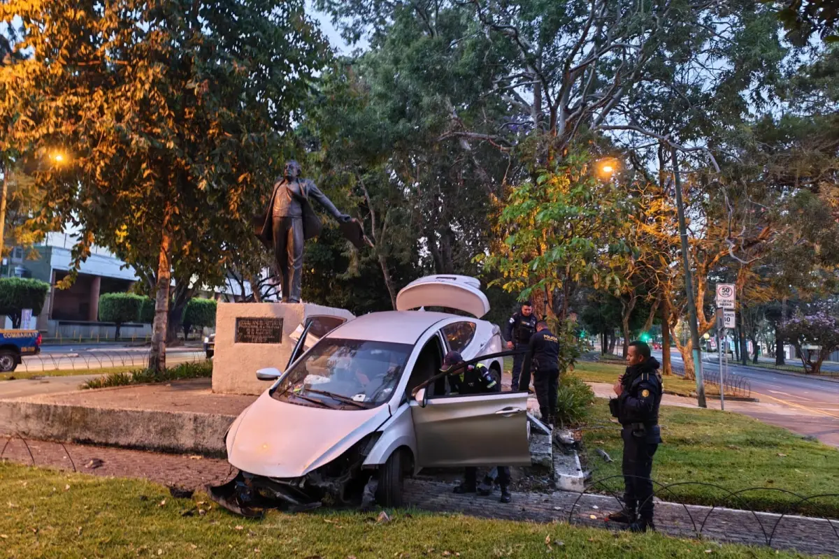 El carro empotrado fue asistido por autoridades, en plena Avenida Reforma, zona 10., PMT de Guatemala.